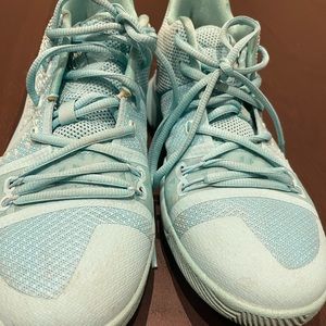 Kyrie 3s UNISEX SHOE